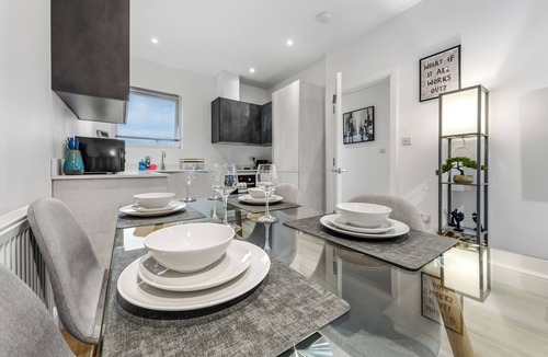 West Hendon Apartment | 2BR 2Bath at Hendon – 1 Min to Train- Free Parking