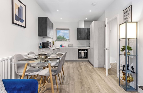 West Hendon Apartment | 2BR 2Bath at Hendon – 1 Min to Train- Free Parking