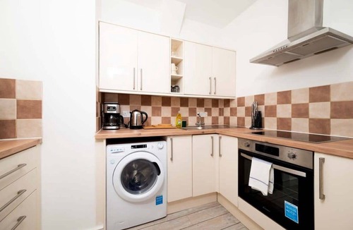 Hampton Wick Apartment | 2BR 2Baths ground floor garden apartment