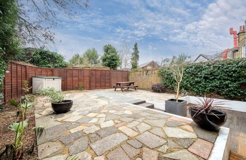 Hampton Wick Apartment | 2BR 2Baths ground floor garden apartment