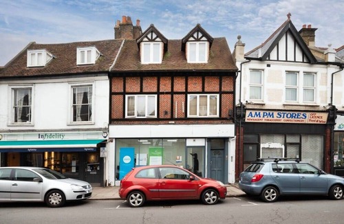 Hampton Wick Apartment | 2BR 2Baths ground floor garden apartment