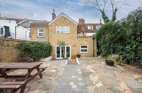 Hampton Wick Apartment | 2BR 2Baths ground floor garden apartment