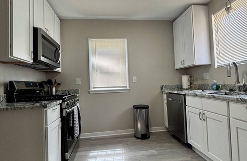 Detroit House | 2BR 3 Queen Kitchen Safe & Quiet 10 min from DWNTN smart’s tv wifi AC