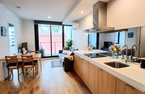 Melbourne Central Business District Apartment | 2BR Apartment in Prime Location