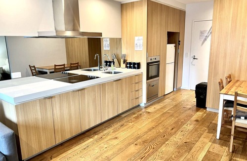 Melbourne Central Business District Apartment | 2BR Apartment in Prime Location