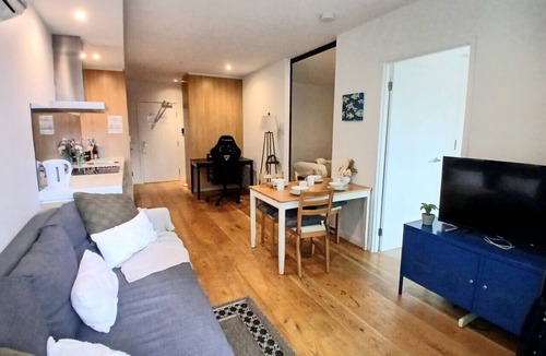 Melbourne Central Business District Apartment | 2BR Apartment in Prime Location