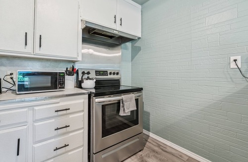 Midwest City Apartment | 2BR Apt | 5 min to Rose State College | Kitchen, Wi-Fi, Free Parking #L1