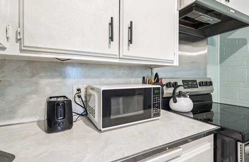 Midwest City Apartment | 2BR Apt | 5 min to Rose State College | Kitchen, Wi-Fi, Free Parking #L1
