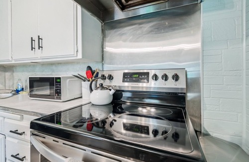 Midwest City Apartment | 2BR Apt | 5 min to Rose State College | Kitchen, Wi-Fi, Free Parking #L1