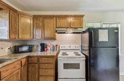 Central Oklahoma City Apartment | 2BR Apt | 5 min to OKC Zoo & Remington Park | Kitchen, Wi-Fi, Free Parking #TA