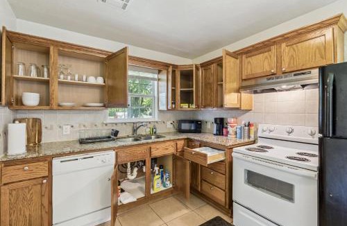 Central Oklahoma City House | 2BR Apt 5 mins OKC Zoo Monthly 15 Off #TA