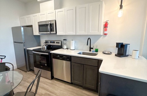 Elizabeth Apartment | 2BR apt close to EWR Airport 1831