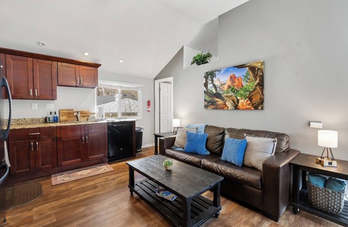 Manitou Springs Historic District Apartment | 2BR Apt. in Manitou Springs Steps to Incline/DT Hot Tub Parking Dog OK