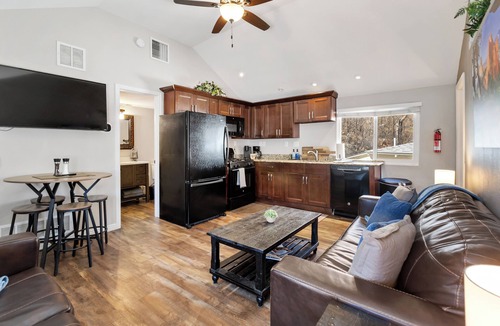 Manitou Springs Historic District Apartment | 2BR Apt. in Manitou Springs Steps to Incline/DT Hot Tub Parking Dog OK