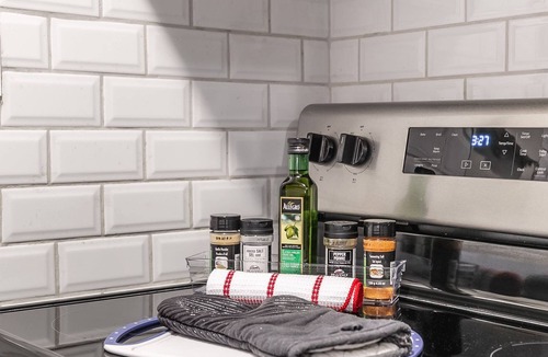 Hamilton Apartment | 2BR Apt - Near Downtown Hamilton - Sleeps 6