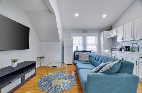 Weequahic Apartment | 2BR Apt Near EWR and NYC Workspace + Parking