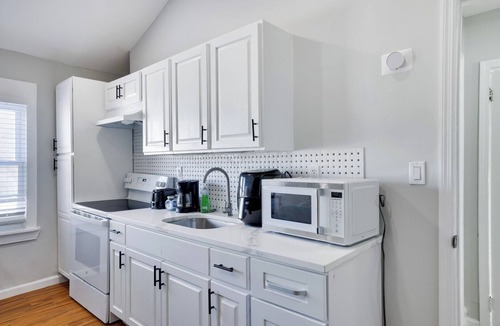 Weequahic Apartment | 2BR Apt Near EWR and NYC Workspace + Parking