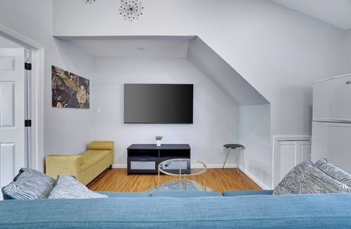 Weequahic Apartment | 2BR Apt Near EWR and NYC Workspace + Parking