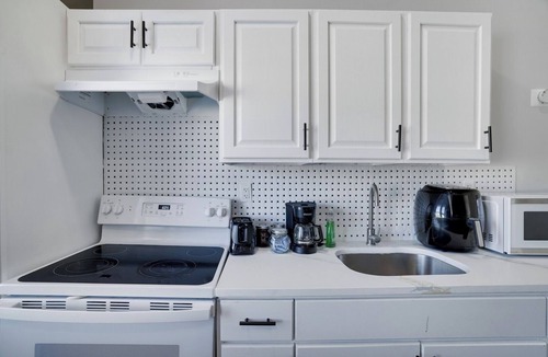 Weequahic Apartment | 2BR Apt Near EWR and NYC Workspace + Parking