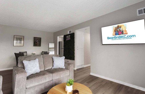 Rosedale Apartment | 2BR Apt Near Shops and KC Attractions, King Beds