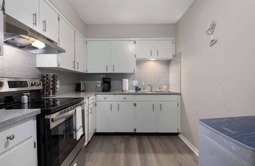 Rosedale Apartment | 2BR Apt Near Shops and KC Attractions, King Beds