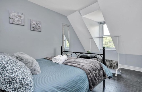 Centretown West Apartment | 2BR Apt with Netflix and access to Rooftop Terrace