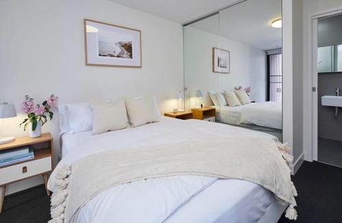 Abbotsford Apartment | 2BR Apt With Yarra River Views & Parking