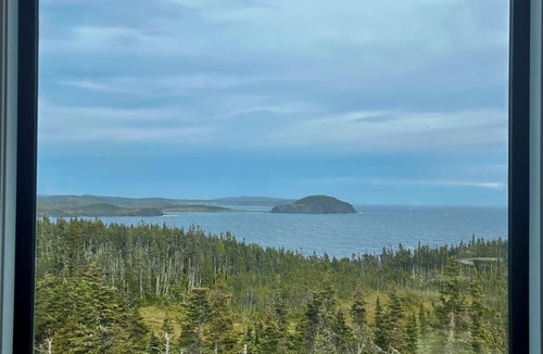 Terra Nova House | 2BR Architect-Designed Oceanview Escape With Deck