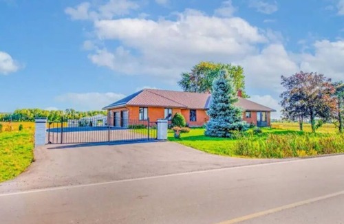 Sharon Apartment | 2BR Basement Apt in Newmarket