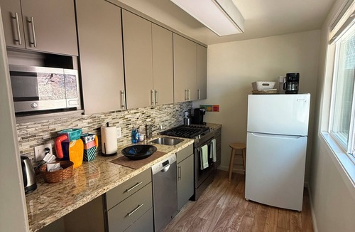 Belmont Cottage | 2BR Belmont Treehouse near SFO, Caltrain & Levi's