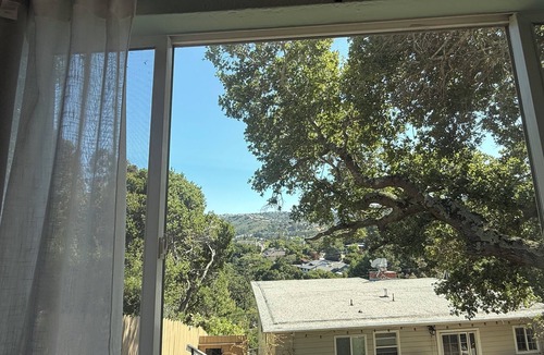 Belmont Cottage | 2BR Belmont Treehouse near SFO, Caltrain & Levi's