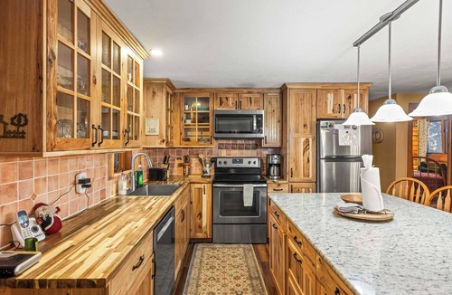 Leadville Cabin | 2BR Cabin–⁠Deck Lake View & Access–⁠BBQ, Pets OK!