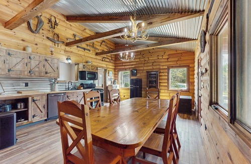 Lookout Mountain Cabin | 2BR Cabin w/Fire Pit & outdoor kitchen