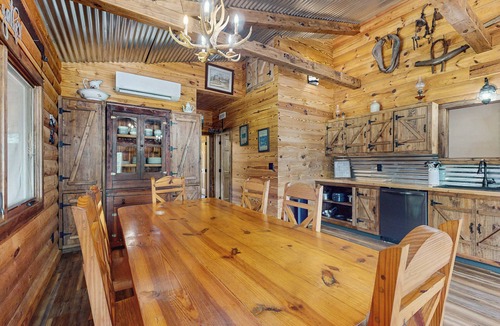 Lookout Mountain Cabin | 2BR Cabin w/Fire Pit & outdoor kitchen