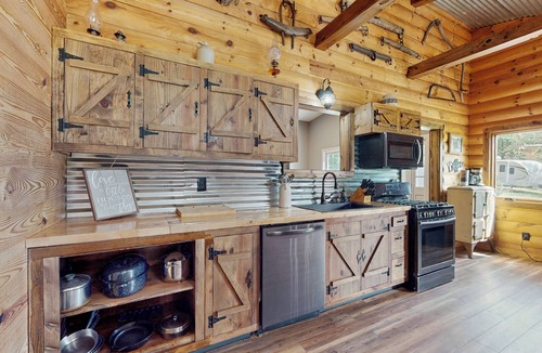 Lookout Mountain Cabin | 2BR Cabin w/Fire Pit & outdoor kitchen