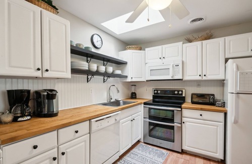 Village Green Condo | 2BR Cape May Retreat - Yard, Beach & Parking