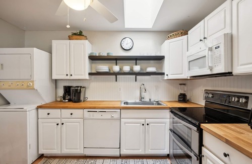 Village Green Condo | 2BR Cape May Retreat - Yard, Beach & Parking