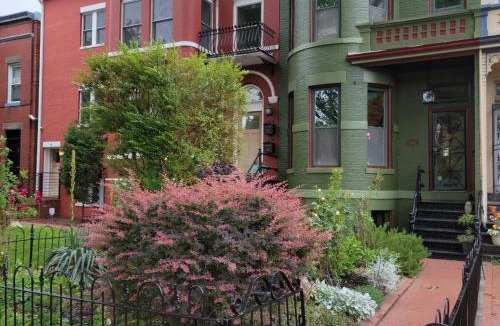 H Street Corridor Apartment | 2BR Capitol hill delight, with private parking