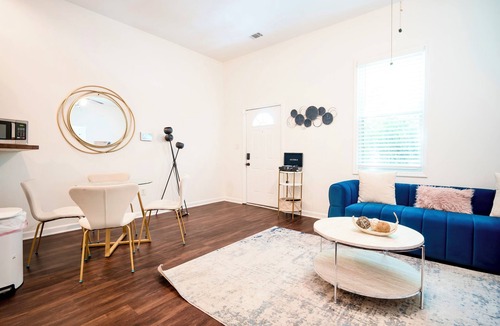 Thunderbolt Apartment | 2BR Chic Duplex - Firepit - Perfect for Travel