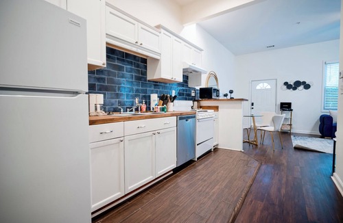 Thunderbolt Apartment | 2BR Chic Duplex - Firepit - Perfect for Travel