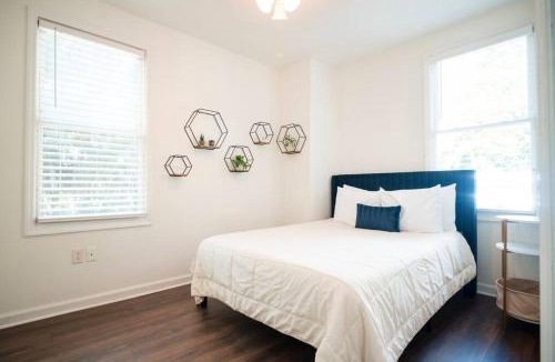 Thunderbolt Apartment | 2BR Chic Duplex - Firepit - Perfect for Travel