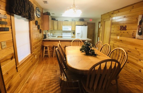 Pigeon Forge Condo | 2BR, close to Dollywood, hot tub!