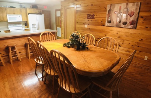 Pigeon Forge Condo | 2BR, close to Dollywood, hot tub!