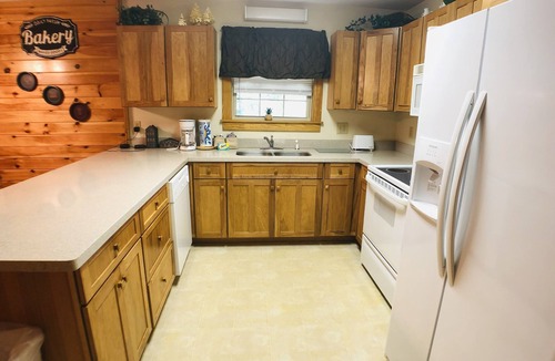 Pigeon Forge Condo | 2BR, close to Dollywood, hot tub!