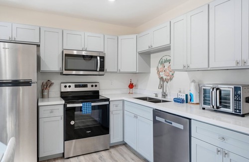 Del Mar Apartment | 2BR Coastal Suite Walk to McGee Beach