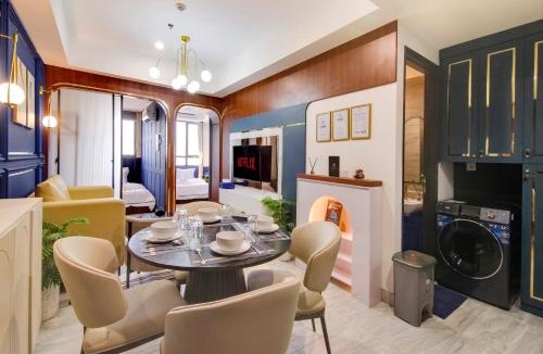 Pinang Apartment | 2BR Collins Art Deco W Pool & Playstation 5