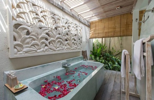 Central Seminyak Villa | 2BR Cosmopolitan Villa Near Seminyak Beach #family