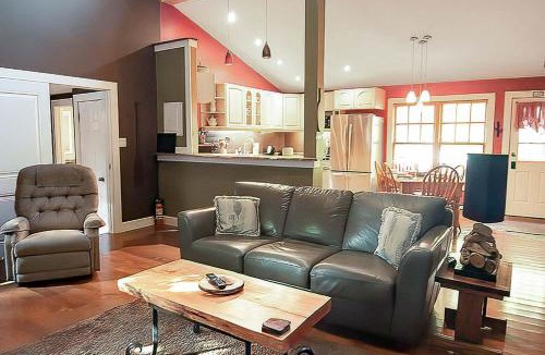 Tobermory House | 2BR Cottage Surrounded by Nature