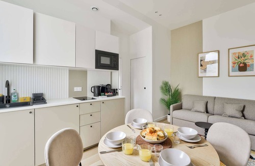 Republique–Point-du-Jour Apartment | 2BR Courtyard Retreat on Paris’ Edge - Boulogne