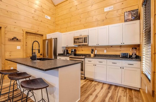Pigeon Forge Cabin | 2BR Cozy Cabin in Smoky Mountains with Hot Tub